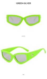 Dettaglio degli occhiali da sole Y2K verde fluo con stella decorativa in metallo
