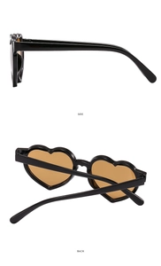 Vues latérale et arrière de lunettes de soleil cœur pour enfants avec monture noire