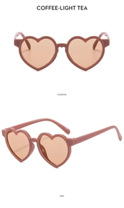 Détail de lunettes de soleil cœur pour enfants, monture café et verres thé clair