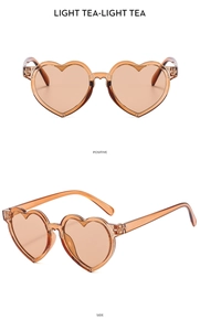 Vues de face et de profil des lunettes de soleil coeur pour enfants avec protection UV