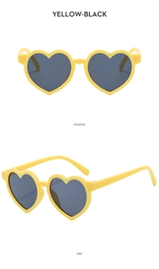 Vues de face et de côté de lunettes de soleil coeur jaune à verres foncés pour enfants