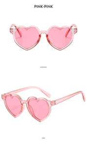 Vues détaillées de face et de côté de lunettes de soleil coeur roses pour enfants