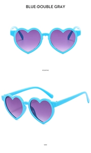 Vues de face et de côté des lunettes de soleil cœur bleues enfant avec verres dégradés