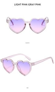 Vue de face et de côté de lunettes de soleil cœur rose pailleté avec verres dégradés