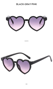 Vues de face et de côté de lunettes de soleil coeur noires avec verres dégradés rose