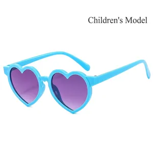 Lunettes de soleil pour enfants en forme de cœur avec monture bleue et verres violets
