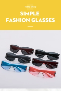 Détail du décor étoilé Y2K sur lunettes de soleil enveloppantes pour enfants