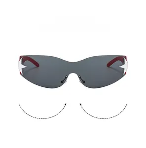 Détail des lunettes y2k rouges montrant l'étoile argentée sur la charnière de branche