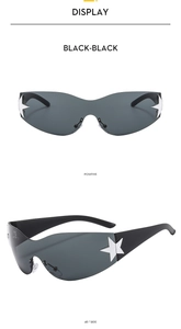 Vues de face et de profil à 45 degrés de lunettes de soleil noires Y2K à étoiles enfant