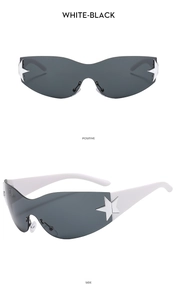 Gros plan sur les lunettes de soleil Y2K enfant avec décor d'étoile argentée et vue de profil