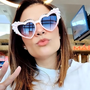 Fashionable heart shaped sunglasses with pearl frame and gradient lenses for women