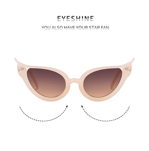 Détail macro de lunettes de soleil œil de chat avec ailes strass et verres dégradés