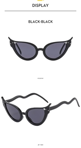 Détails de lunettes œil-de-chat noires avec branches ondulées texturées en forme de serpent