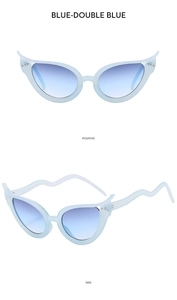 Vue détaillée des lunettes de soleil œil-de-chat bleues avec strass et branches ondulées
