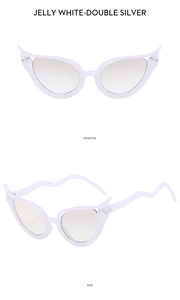 Détail de lunettes de soleil œil de chat en blanc gelée avec verres argentés doubles
