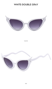 Détail de lunettes de soleil œil-de-chat blanches à texture serpent et verres violets