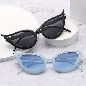 Lunettes de soleil œil-de-chat hip-hop avec texture écailles et détails en cristal