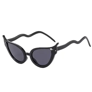 Lunettes de soleil œil de chat noires avec branches ondulées à motif de serpent