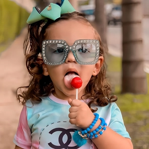 Quadratische Strass-Sonnenbrille für Kinder mit Schleifenclip und Perlenarmband
