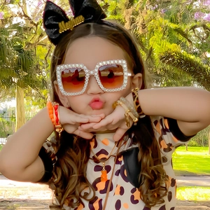 Details von Glitzer-Quadrat-Kindersonnenbrillen mit Leoparden-T-Shirt und Meghan-Haarband