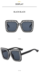 Detailansicht der quadratischen schwarzen Kinder-Sonnenbrille mit funkelnden Strasssteinen