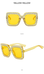 Gelbe quadratische Kinder-Sonnenbrille mit Glitzersteinen in Vorder- und Seitenansicht