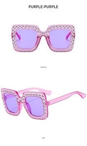 Quadratische Kinder-Sonnenbrille in Lila mit Strasssteinen in Vorder- und Seitenansicht
