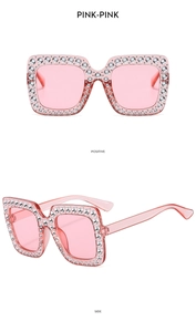 Rosa glitzernde quadratische Kindersonnenbrille mit Strasssteinen aus zwei Winkeln