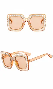 Detail von bernstein-orangen quadratischen Sonnenbrillen mit funkelnden Strasssteinen