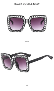 Detail einer quadratischen Kinder-Sonnenbrille mit Glitzersteinen und lila Verlaufslinsen