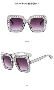 Detail der quadratischen Kindersonnenbrille mit Strasssteinen und lila Verlaufsgläsern