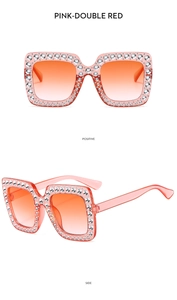 Details von rosa quadratischen Sonnenbrillen mit Glitzersteinen und Farbverlauf