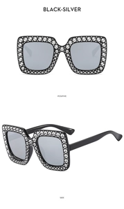 Details von schwarzer quadratischer Kinder-Sonnenbrille mit silbernen Strasssteinen