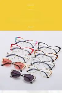 Vue à plat de montures de lunettes œil de chat colorées avec branches en métal stylées