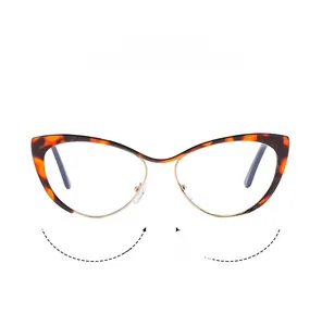 Détail de lunettes œil-de-chat avec haut écaille et bordure en métal doré
