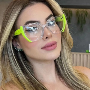 Details der transparenten TR90-Brille mit neongrünen Bügeln und Acetat-Kennzeichnung