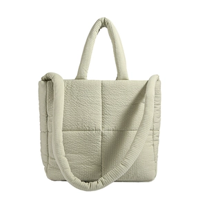 Elegante borsa tote in tessuto trapuntato grigio-verde chiaro con tracolla