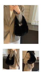 Détail d'un sac hobo noir en fausse fourrure pelucheuse avec une texture douce d'hiver