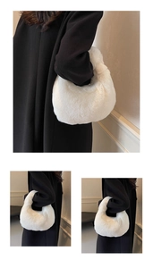 Détail d'un sac à main blanc en peluche avec texture douce et poignée intégrée