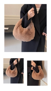 Détail d'un sac à main en fausse fourrure marron avec texture douce et forme demi-lune