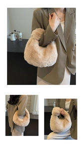 Détail d'un sac à main en peluche beige associé à un blazer olive pour un style automnal