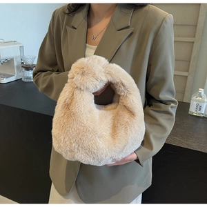 Gros plan du sac boulette en peluche avec poignée nouée en fausse fourrure beige
