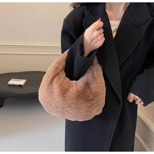Sac à main en fausse fourrure marron avec texture pelucheuse dans un décor minimaliste