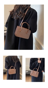Vista dettagliata di una borsa quadrata in pelle marrone vintage da diverse angolazioni su modella