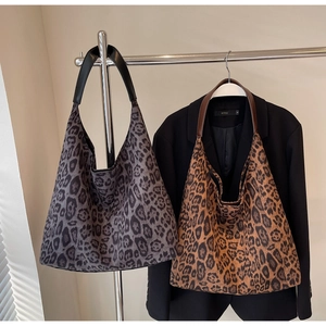 Détails des sacs cabas imprimé léopard en tons gris et marron avec anses en cuir