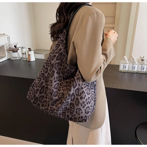 Détail du grand sac cabas à motif léopard et texture souple porté par un modèle