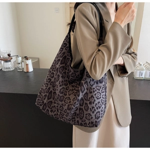 Gros plan du sac cabas léopard avec texture en tissu doux et bandoulière noire robuste