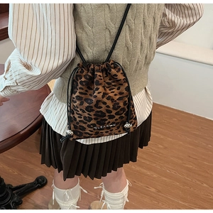 Détail du sac seau tendance à imprimé léopard avec cordon de serrage assorti