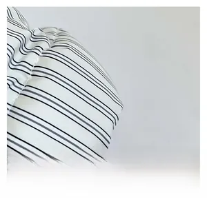 Gros plan détaillé de la texture du tissu rayé sur un grand sac fourre-tout