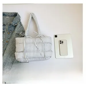 Sac fourre-tout matelassé à rayures bleues et blanches avec nœuds et tablette pour échelle